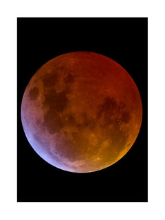 Poster des Mondes während einer Mondfinsternis vor einem schwarzen Hintergrund.
