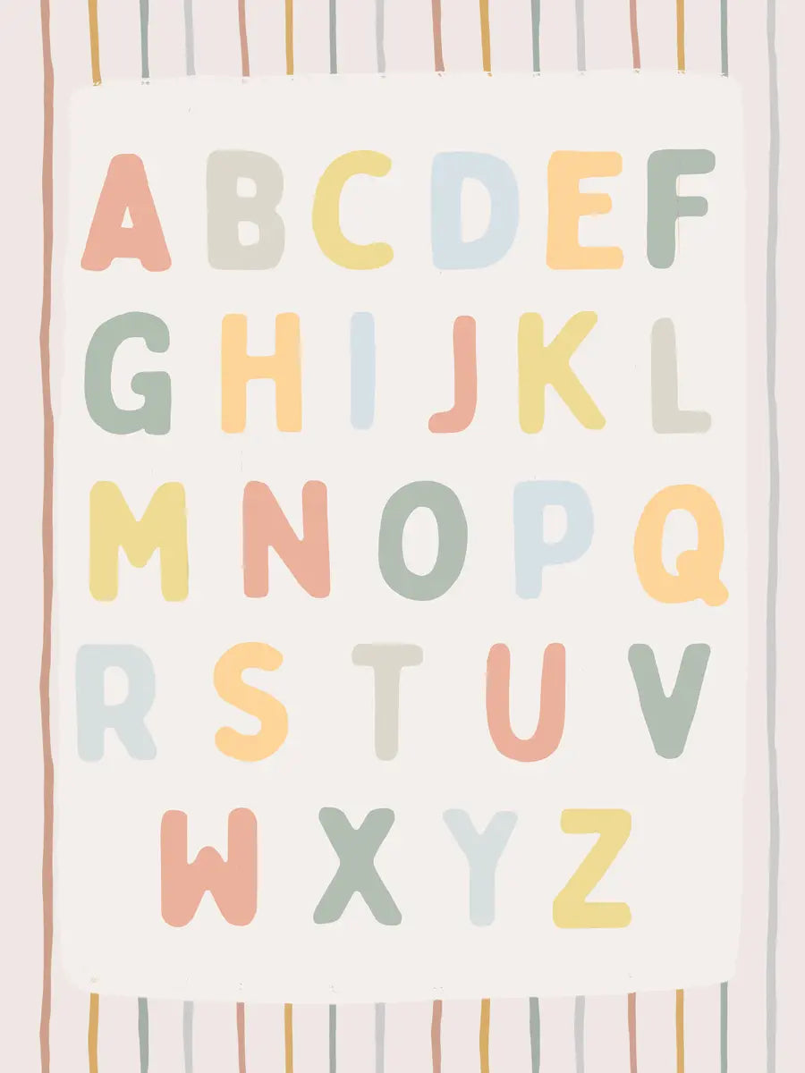 Poster mit buntem Alphabet auf hellem Hintergrund mit vertikalen Streifen.