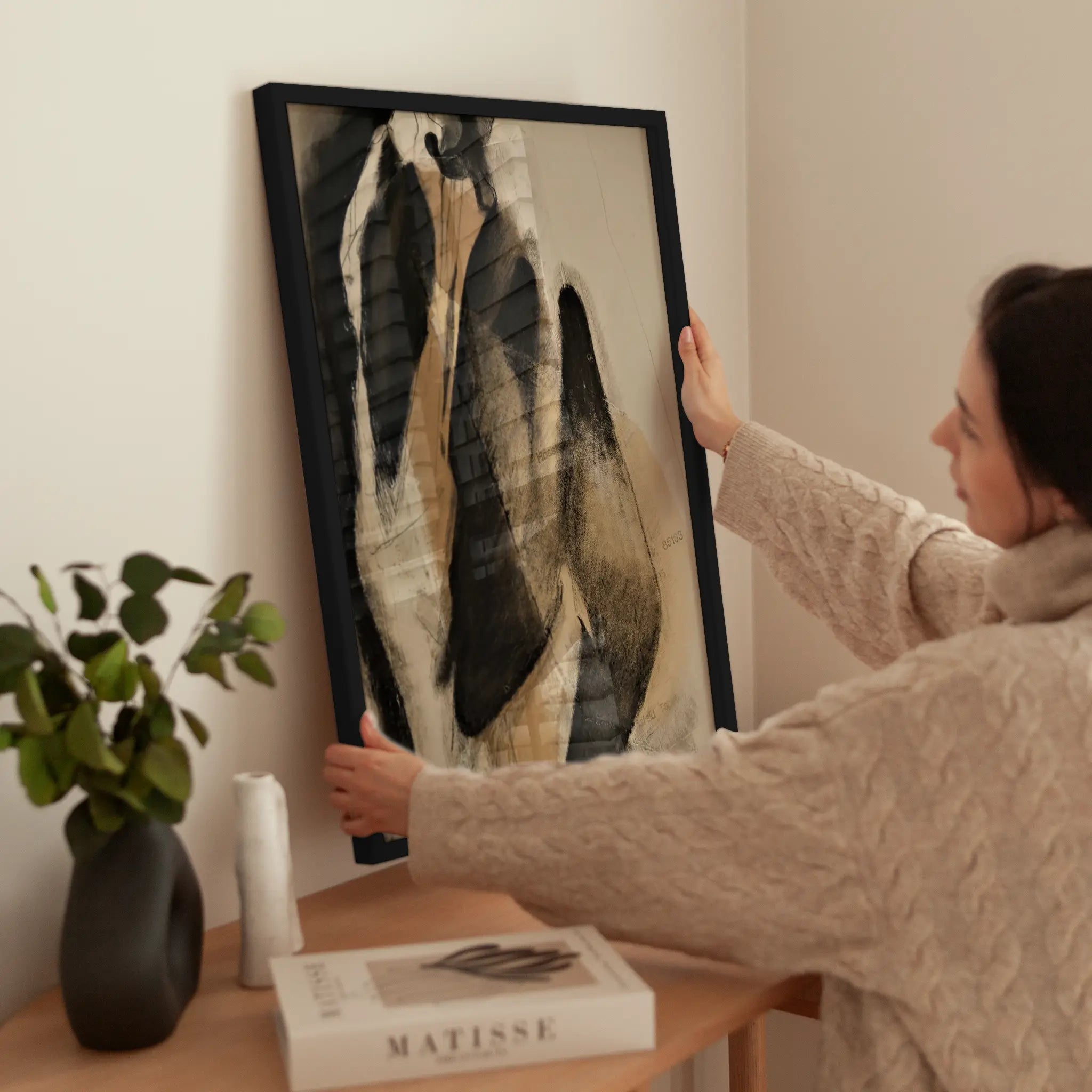 Abstract Art in Black and Beige wird aufgehängt