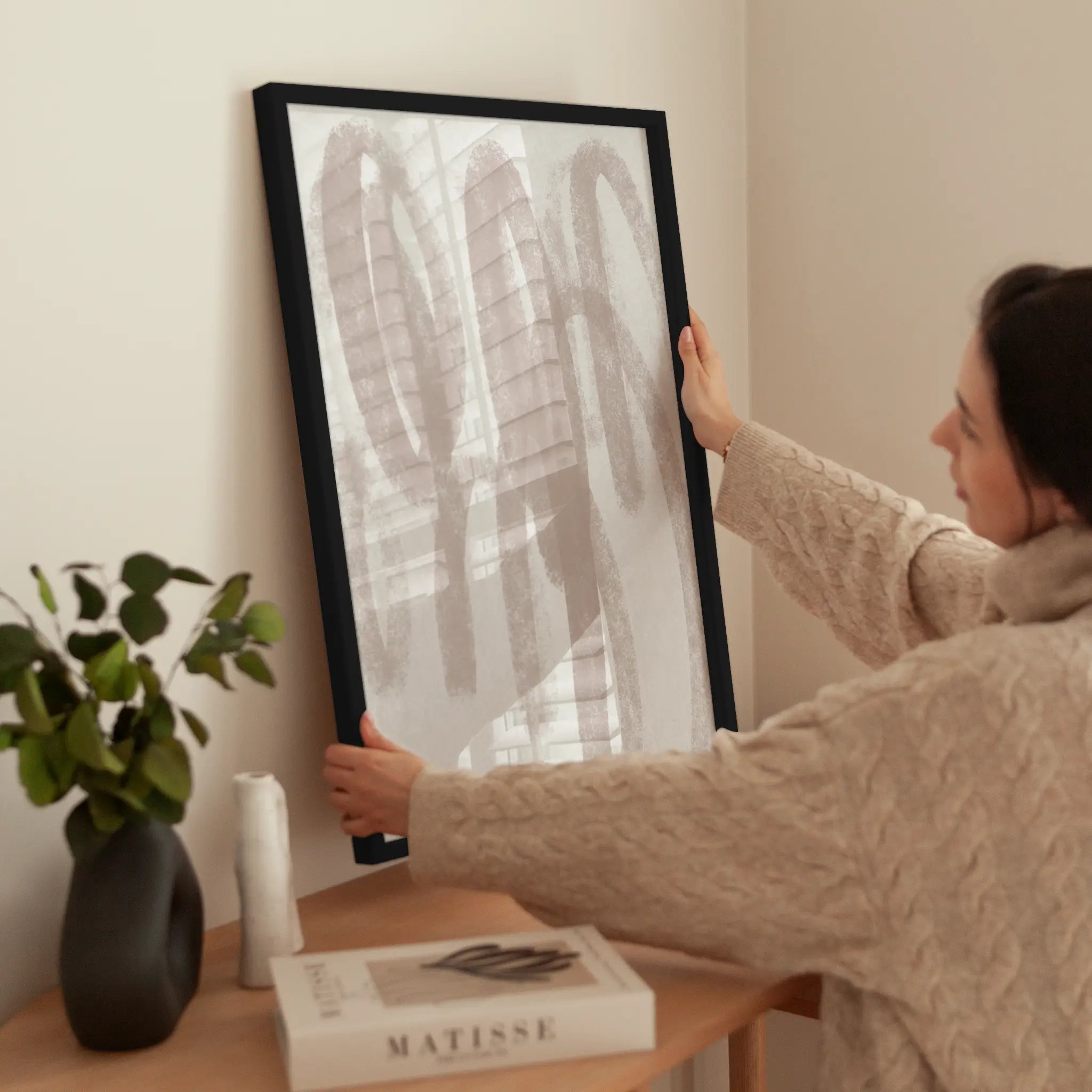 Abstract Beige Circles wird aufgehängt