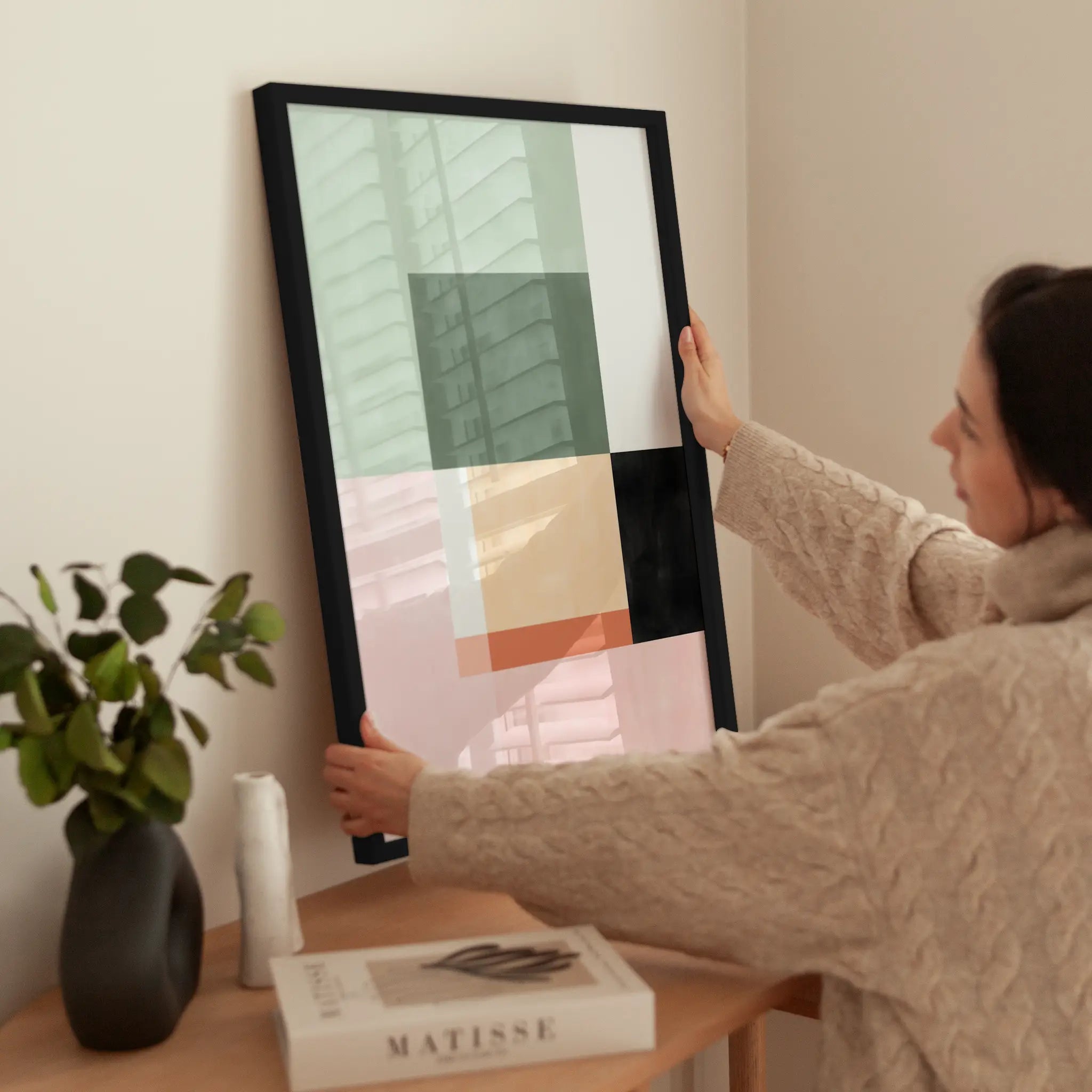 Abstract Composition With Geometric Shapes wird aufgehängt