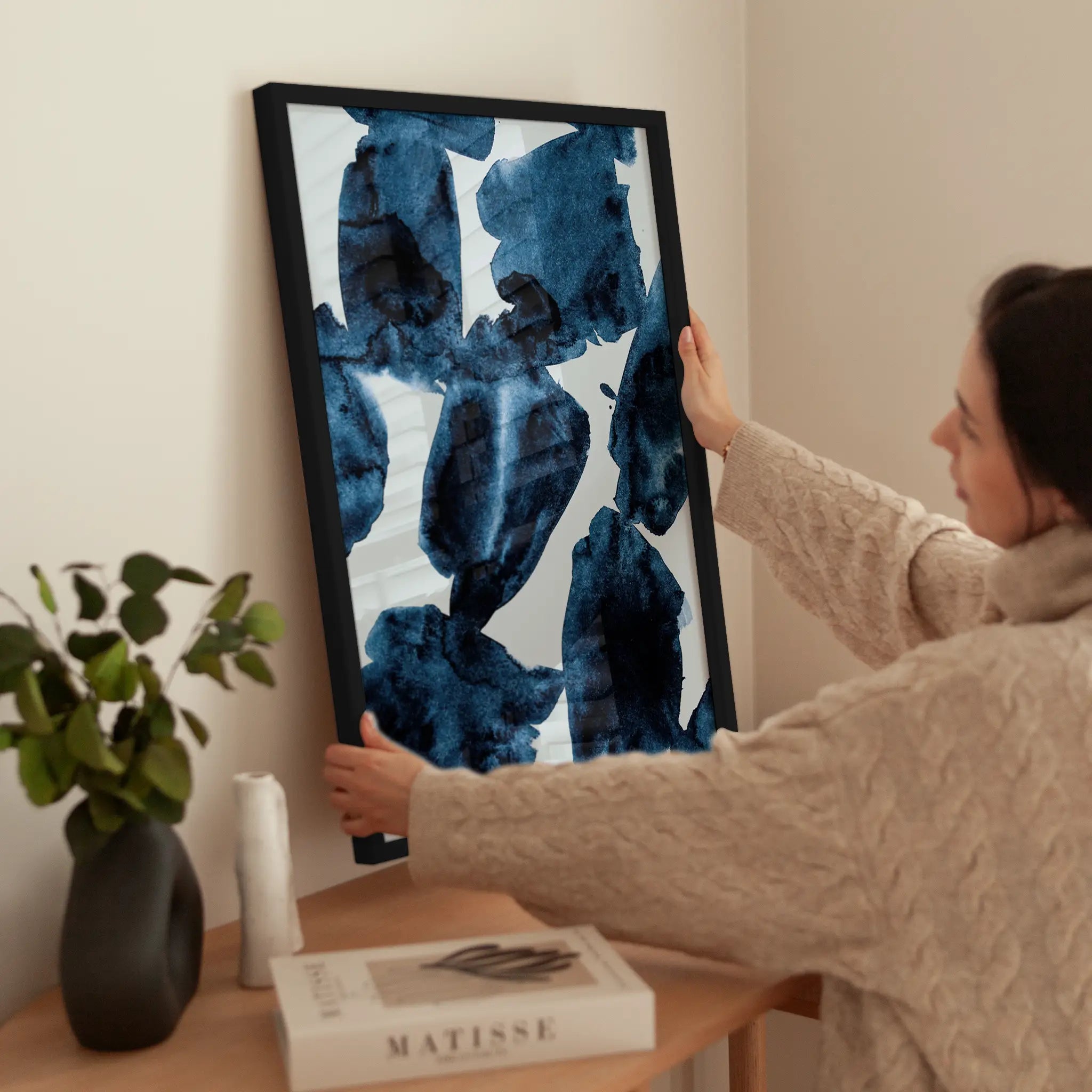 Abstract Dark Blue wird aufgehängt