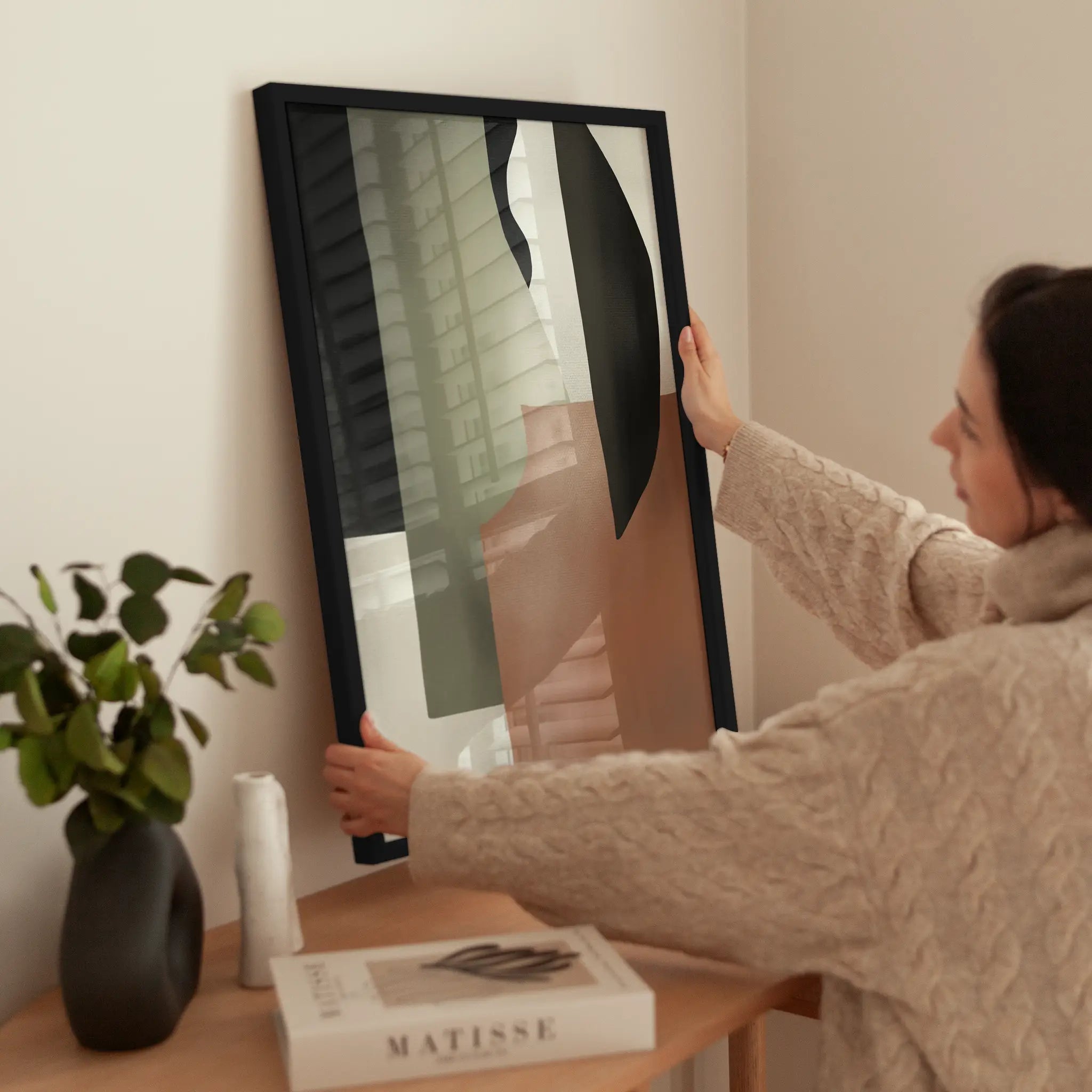 Abstract Earthy Tones No1 wird aufgehängt