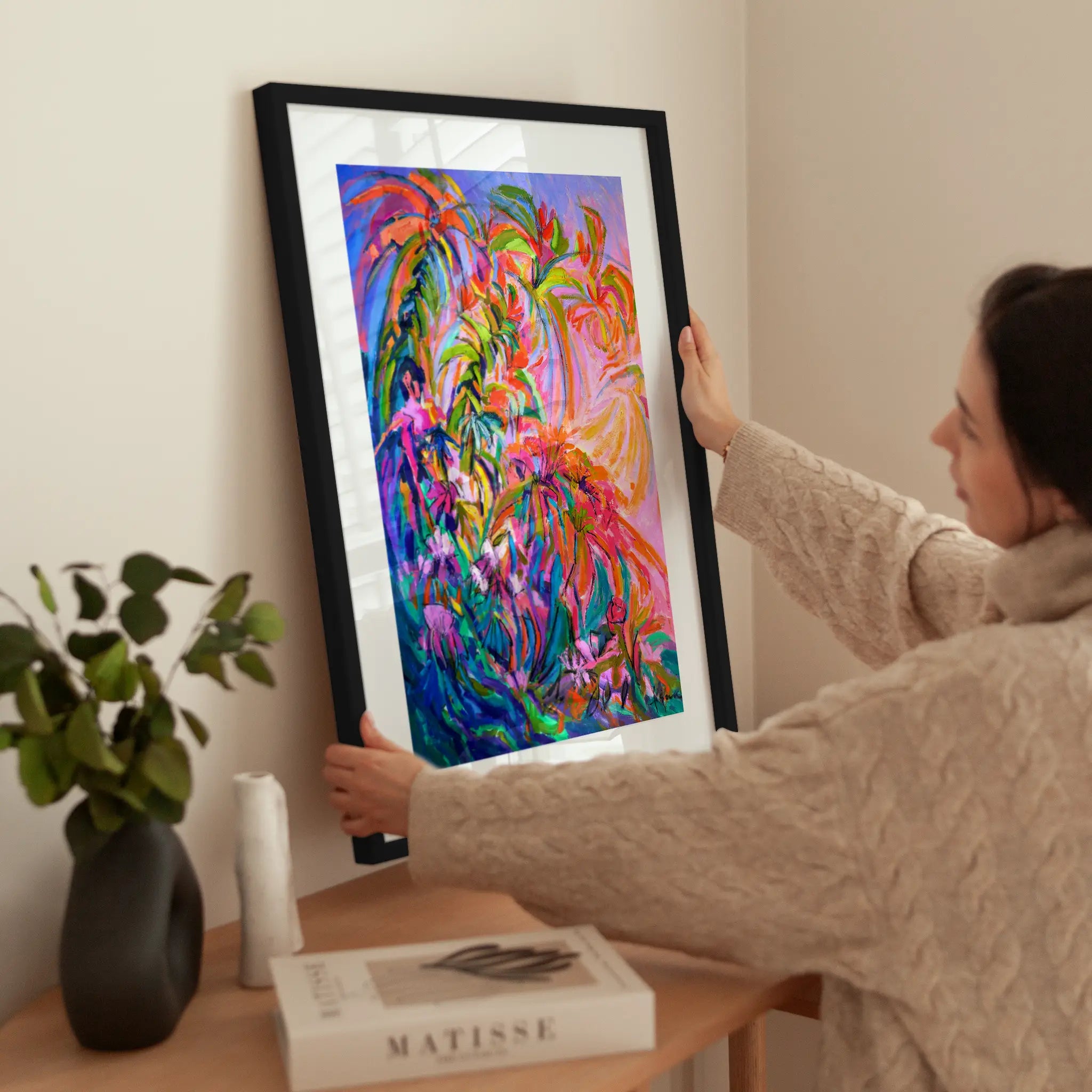 Abstract Floral Painting wird aufgehängt