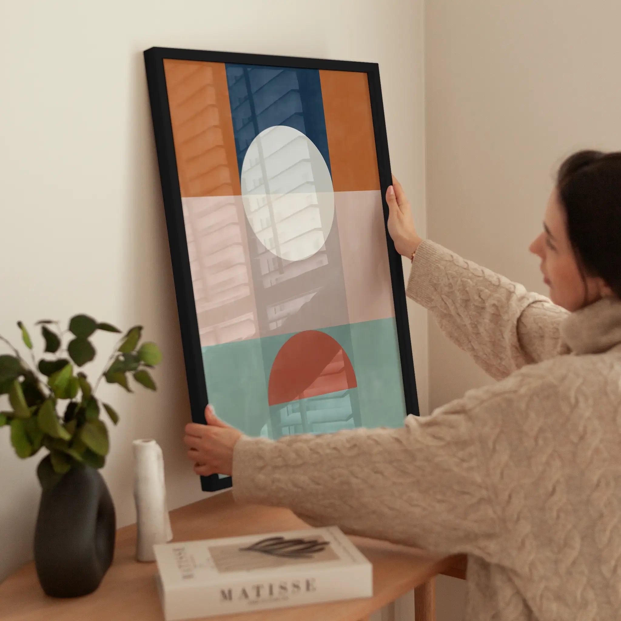 Abstract Geometric Artwork With Earthy Tones wird aufgehängt