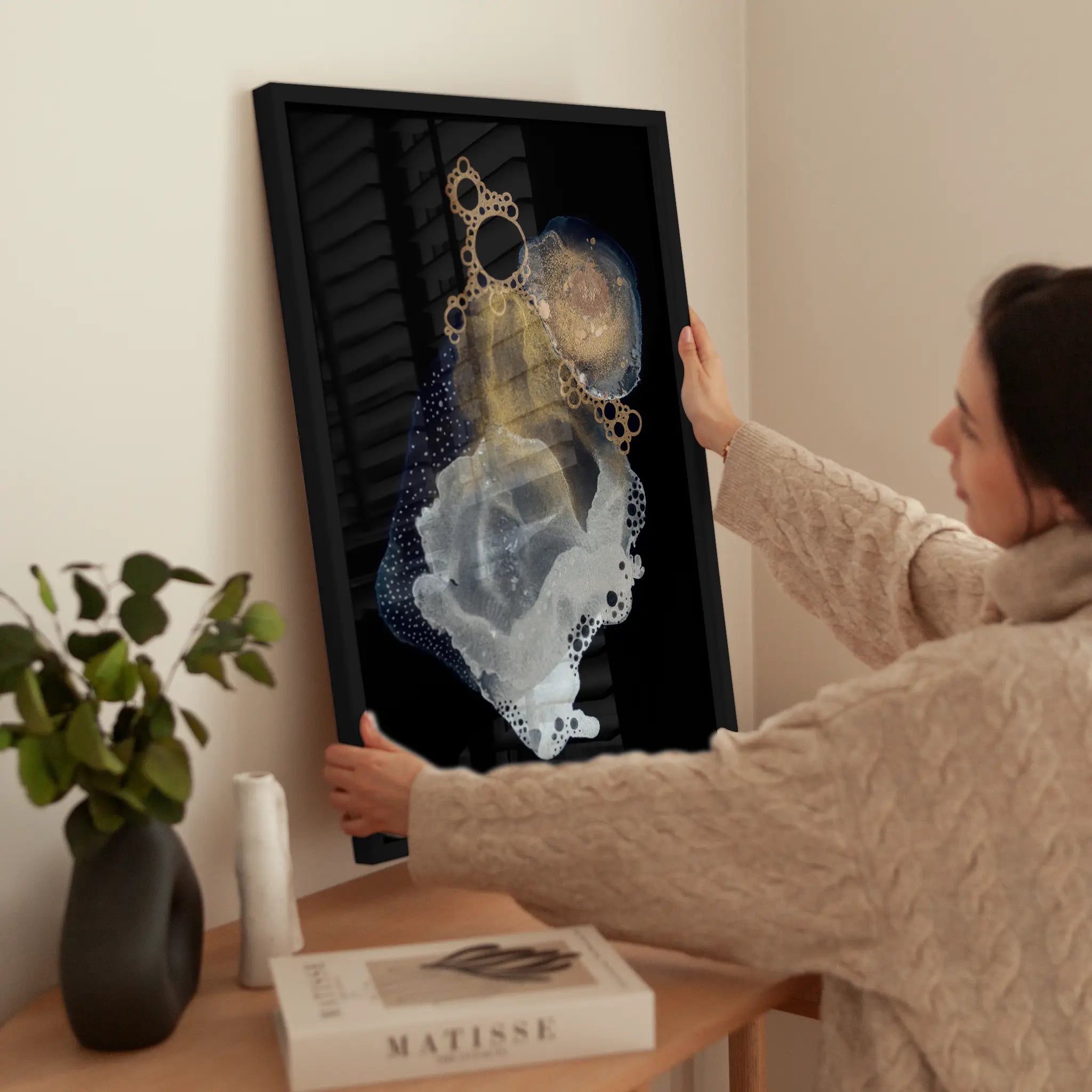 Abstract Gold and Silver wird aufgehängt