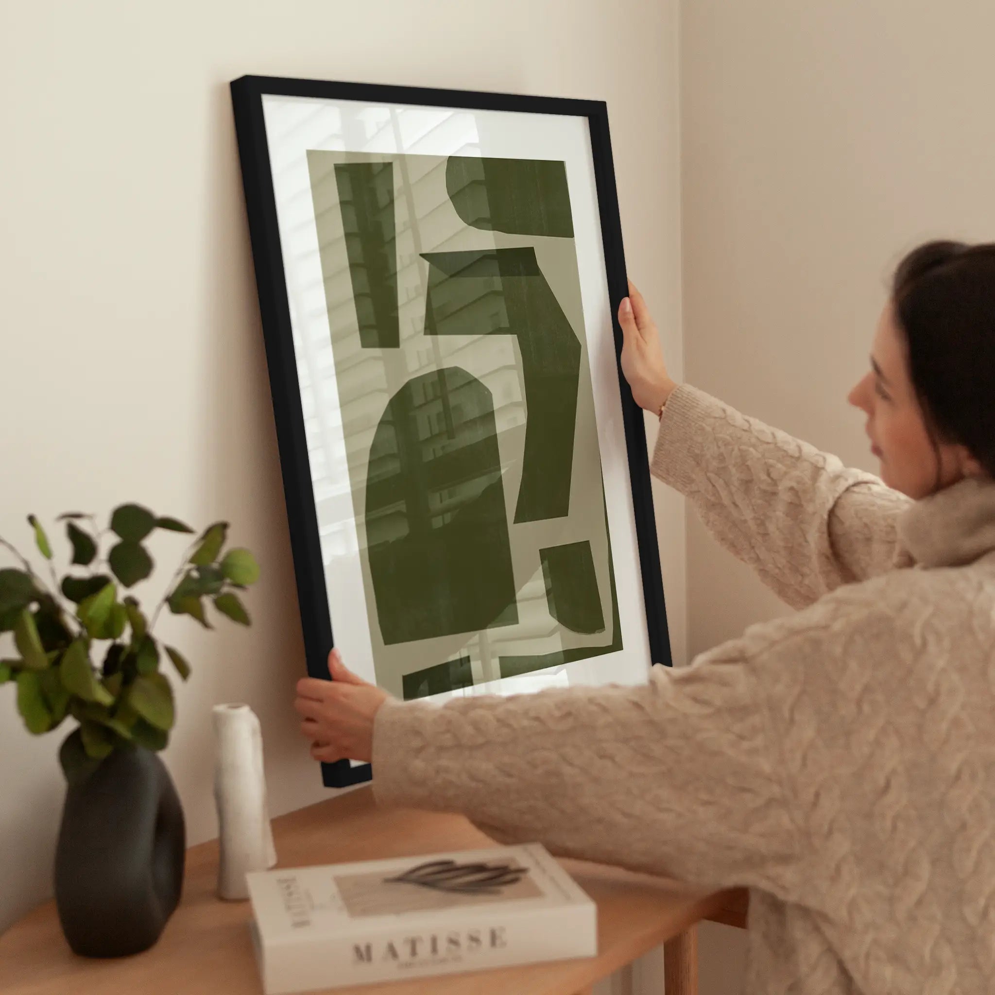 Abstract Green Shapes wird aufgehängt