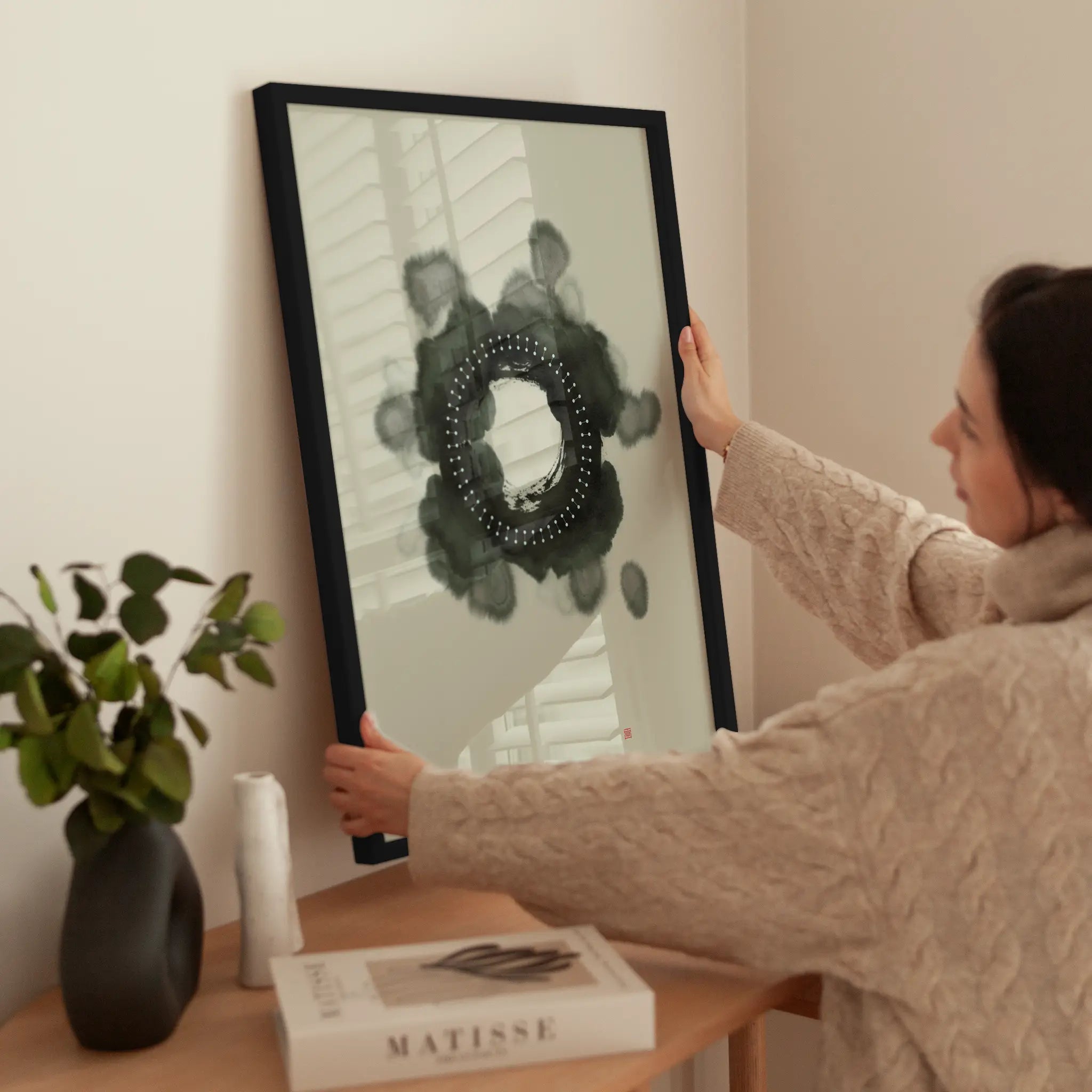 Abstract Monocolor Ink No1 wird aufgehängt