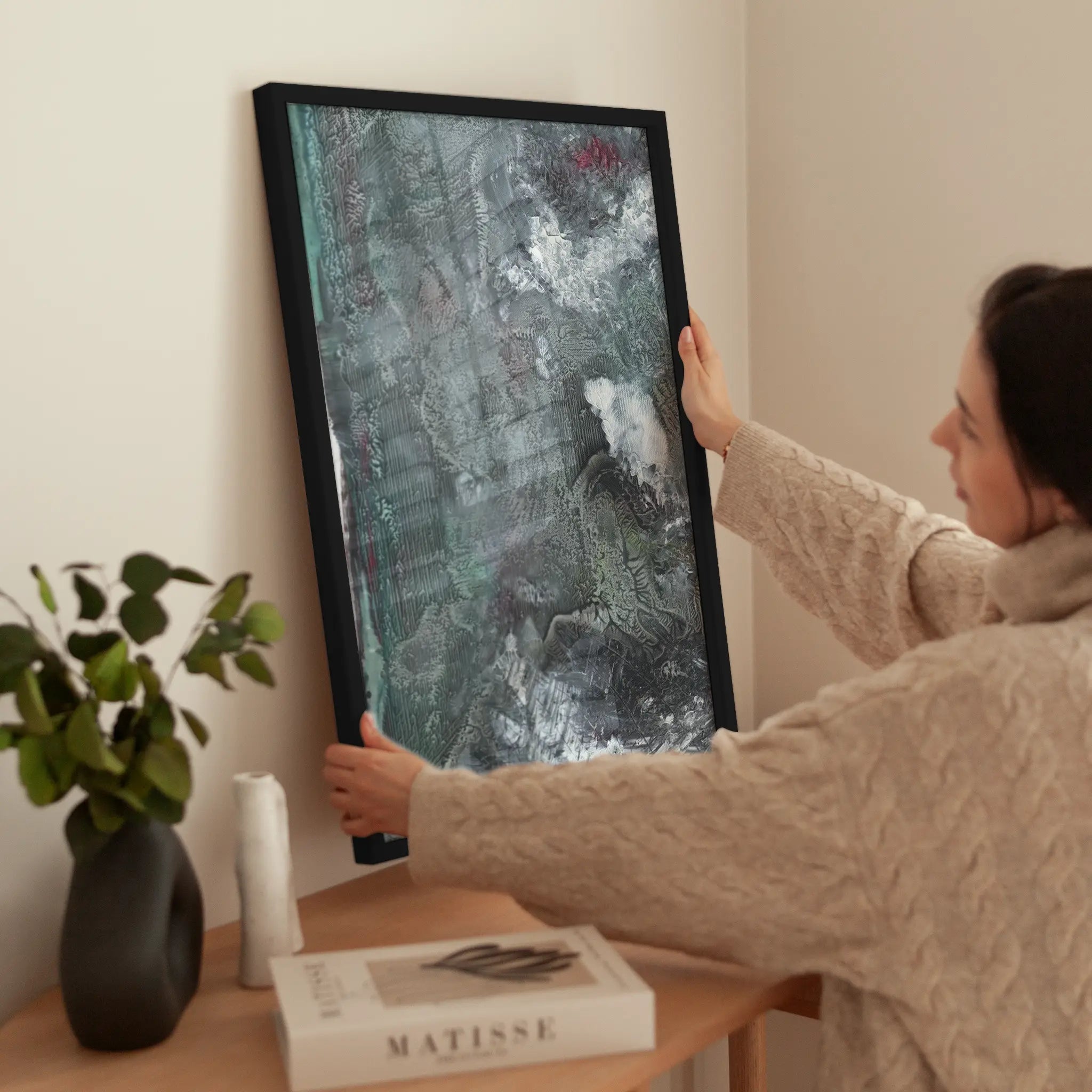 Abstract Nature Painting wird aufgehängt