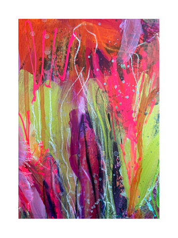 Abstraktes Poster mit Rot-, Rosa-, Grün- und Gelbtönen und dynamischen Pinselschwüngen.