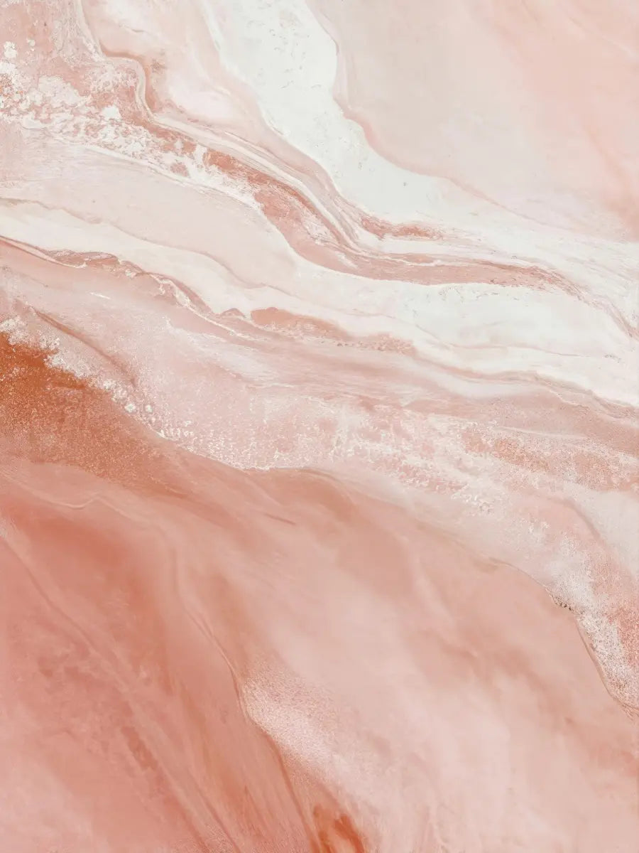 Abstraktes Muster in Rosa und Weiß mit fließenden Linien und Marmor-Effekten.