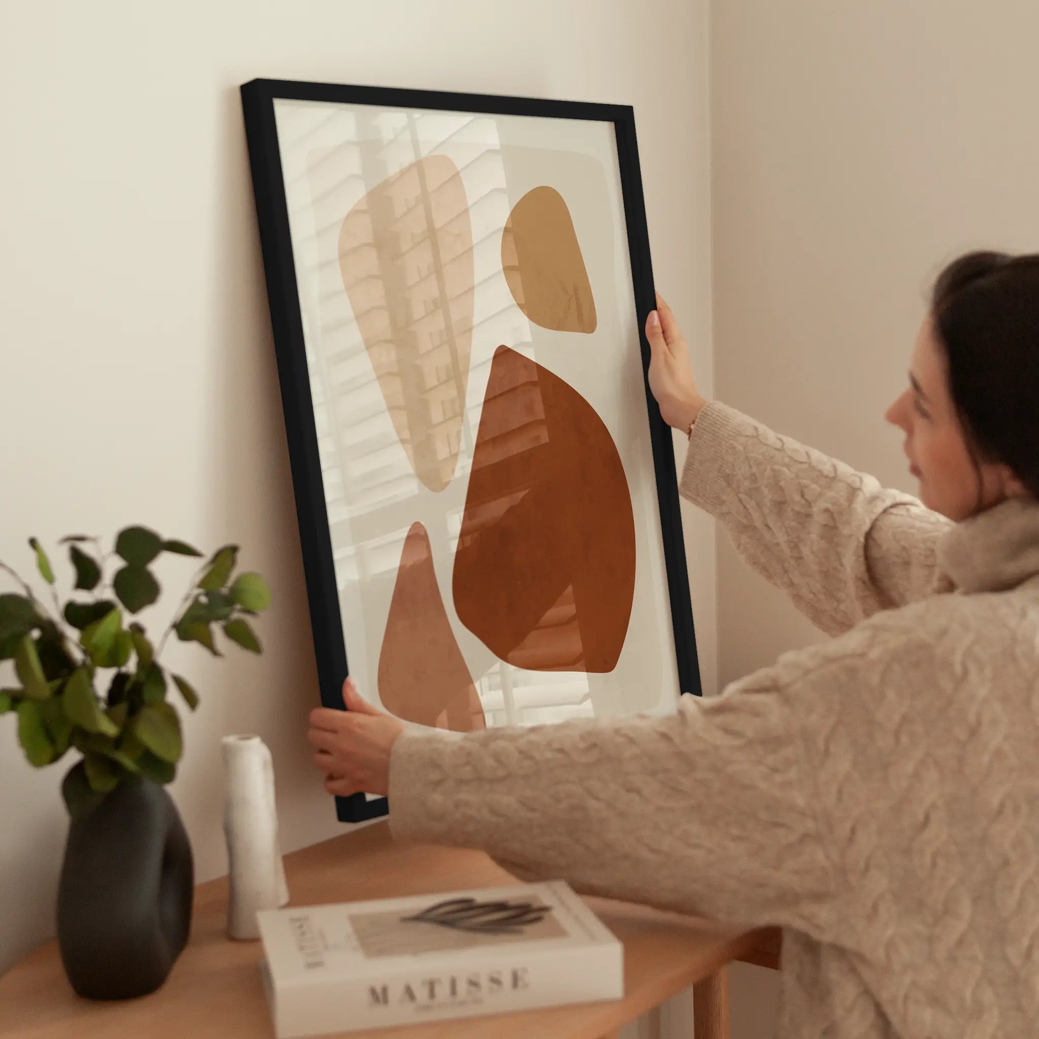 Beige Abstract Stones wird aufgehängt
