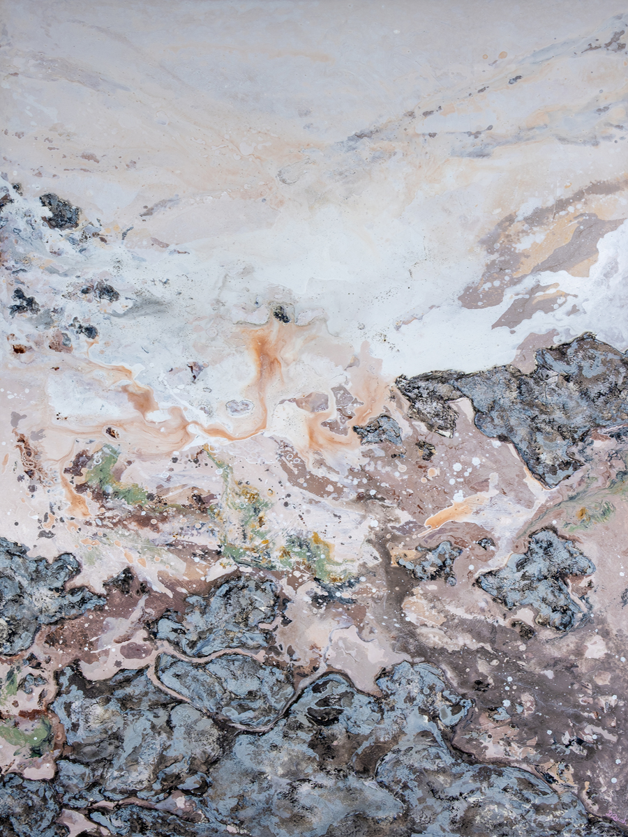 Abstraktes Kunstposter in erdigen Farbtönen mit natürlichen Formen.