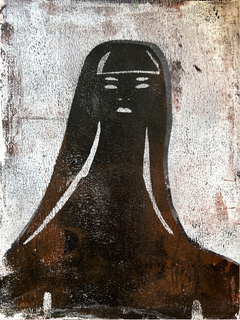 Abstrakte Darstellung einer weiblichen Figur in Schwarz und Weiß mit einem braunen, weißen und grauen Hintergrund.