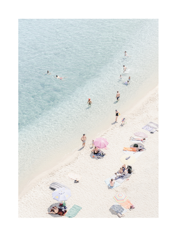 Fotografie eines Strandes mit Menschen, die im klaren Wasser schwimmen und am weißen Sandstrand entspannen.