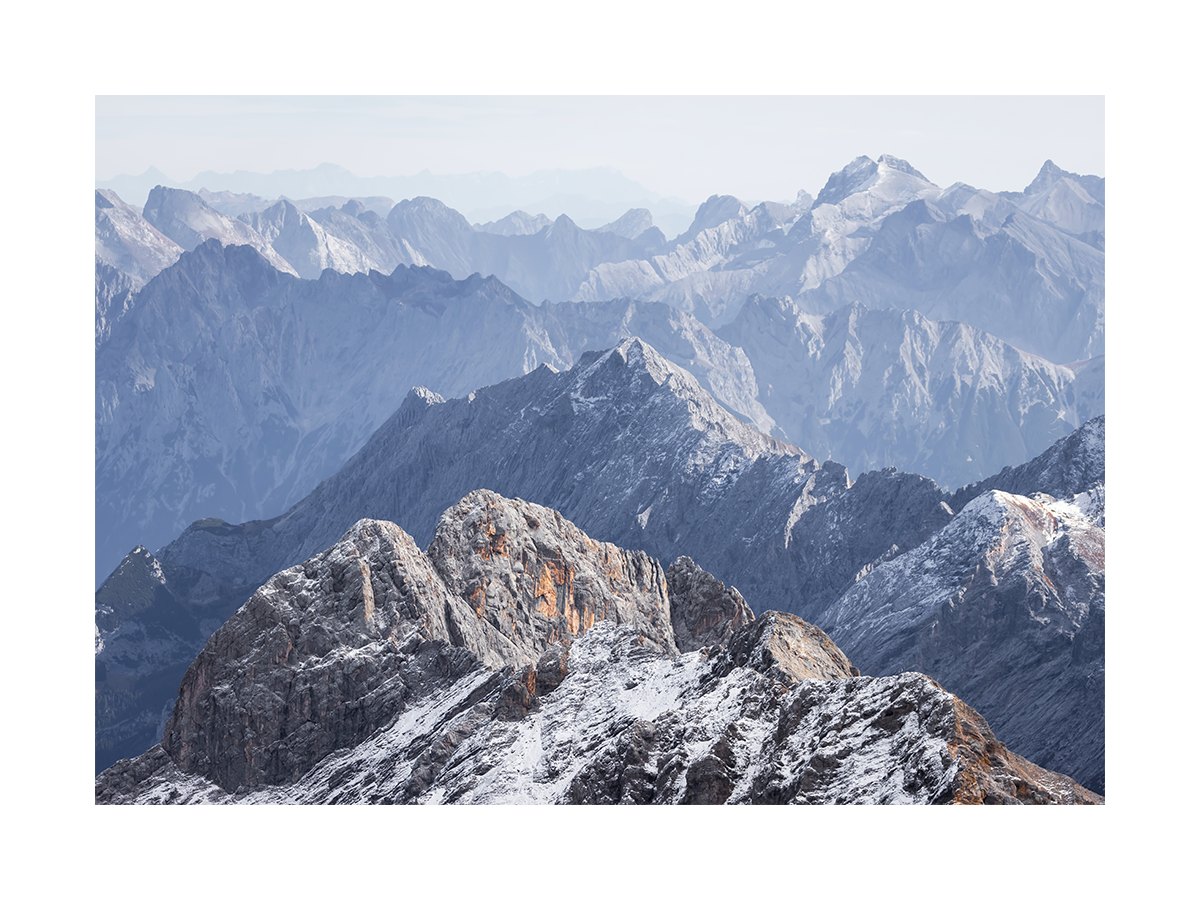 Fotografie der verschneiten Gipfel der Alpen von der Zugspitze aus.