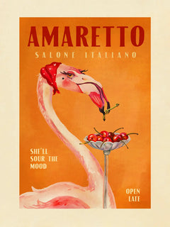 Flamingo mit rotem Lippenstift hält Cocktail mit Kirschen auf orangefarbenem Hintergrund, Text "Amaretto Salone Italiano".