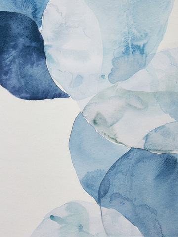 Aquarell mit abstrakten blauen Blättern auf weißem Hintergrund.