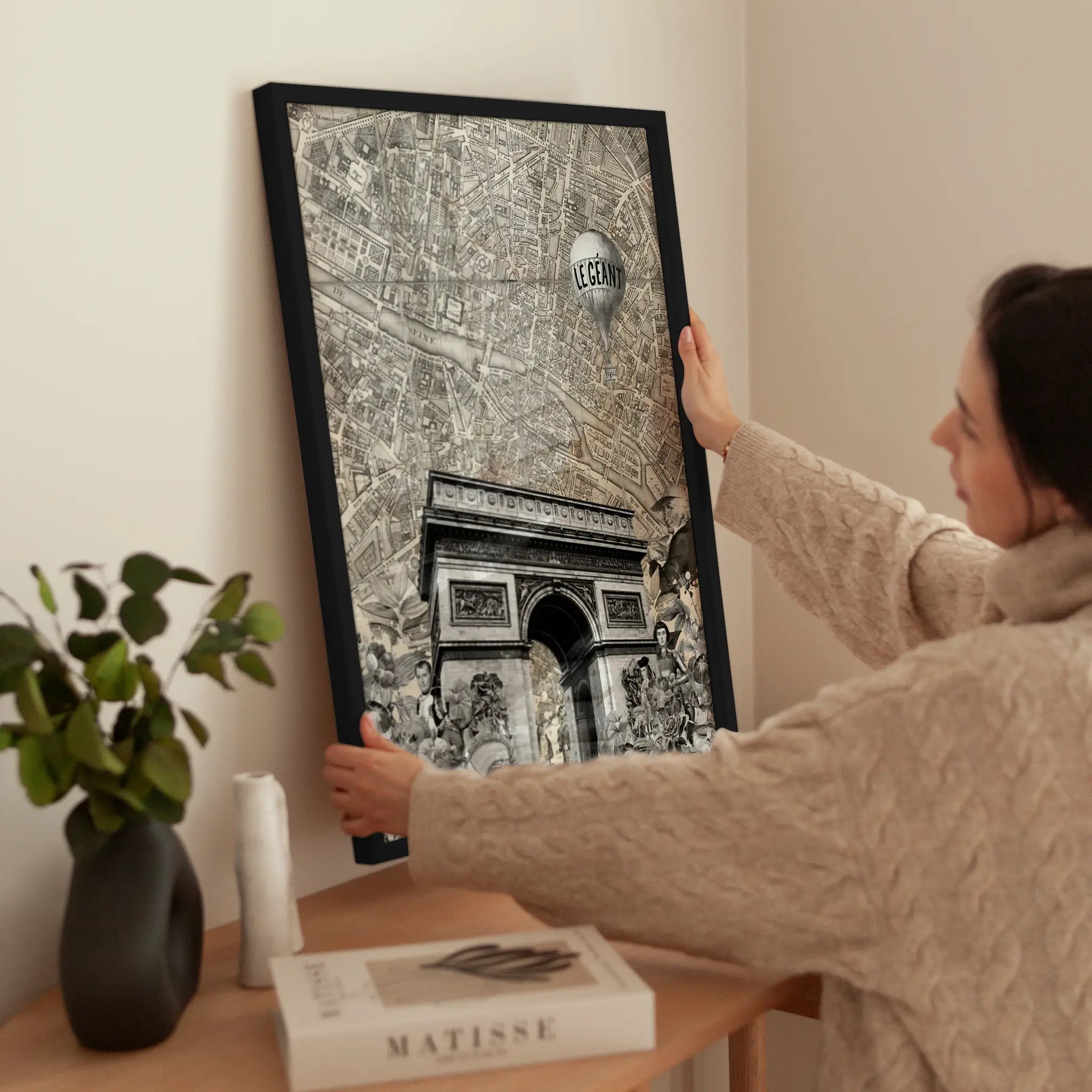 Arc De Triomphe Map wird aufgehängt