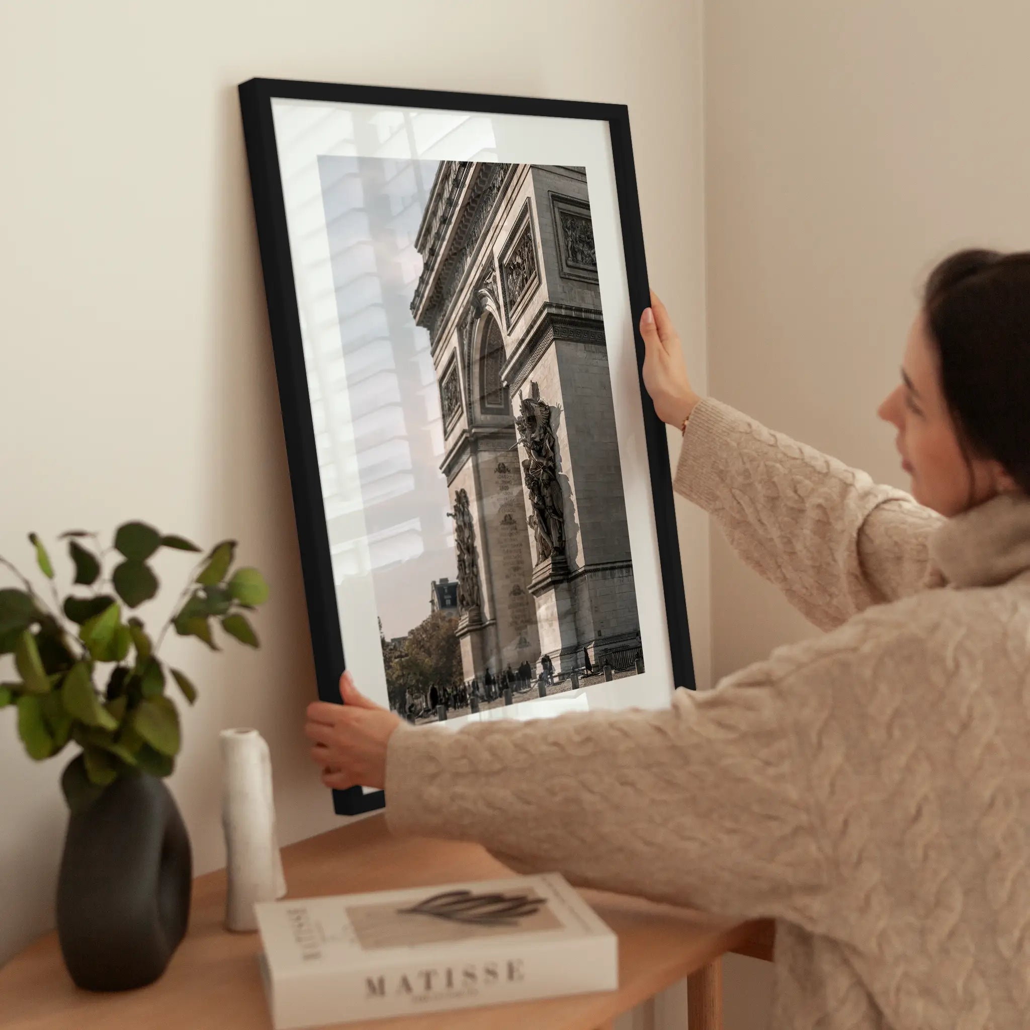 Arc de Triomphe in Paris wird aufgehängt