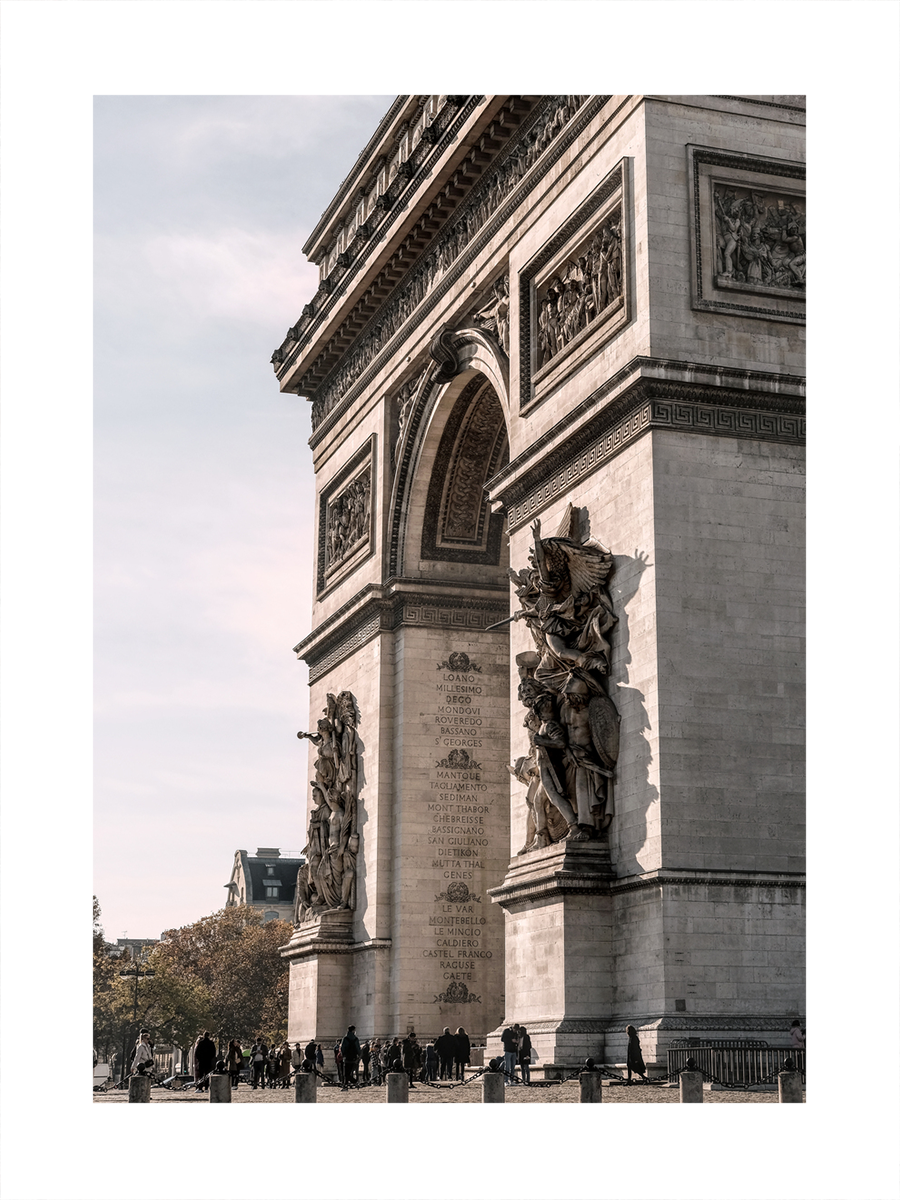 Fotografie des Arc de Triomphe in Paris bei Tageslicht.