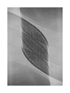 Schwarz-weißes Poster mit architektonischen, geschwungenen Linien und Formen.