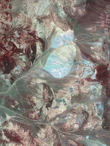 Satellitenbild der Atacama-Wüste in Rot- und Blautönen.