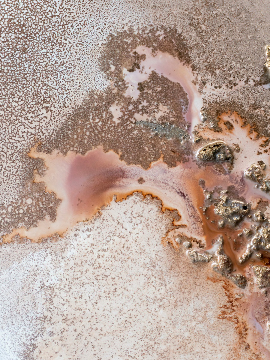 Abstrakte Landschaft in erdigen Farben mit verschiedenen Texturen.