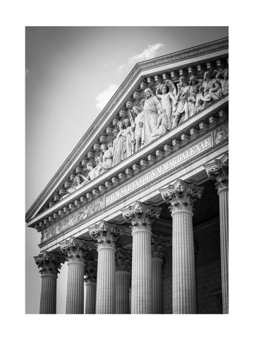 Schwarz-Weiß-Fotografie der Fassade von La Madeleine in Paris mit Säulen und Skulpturen.