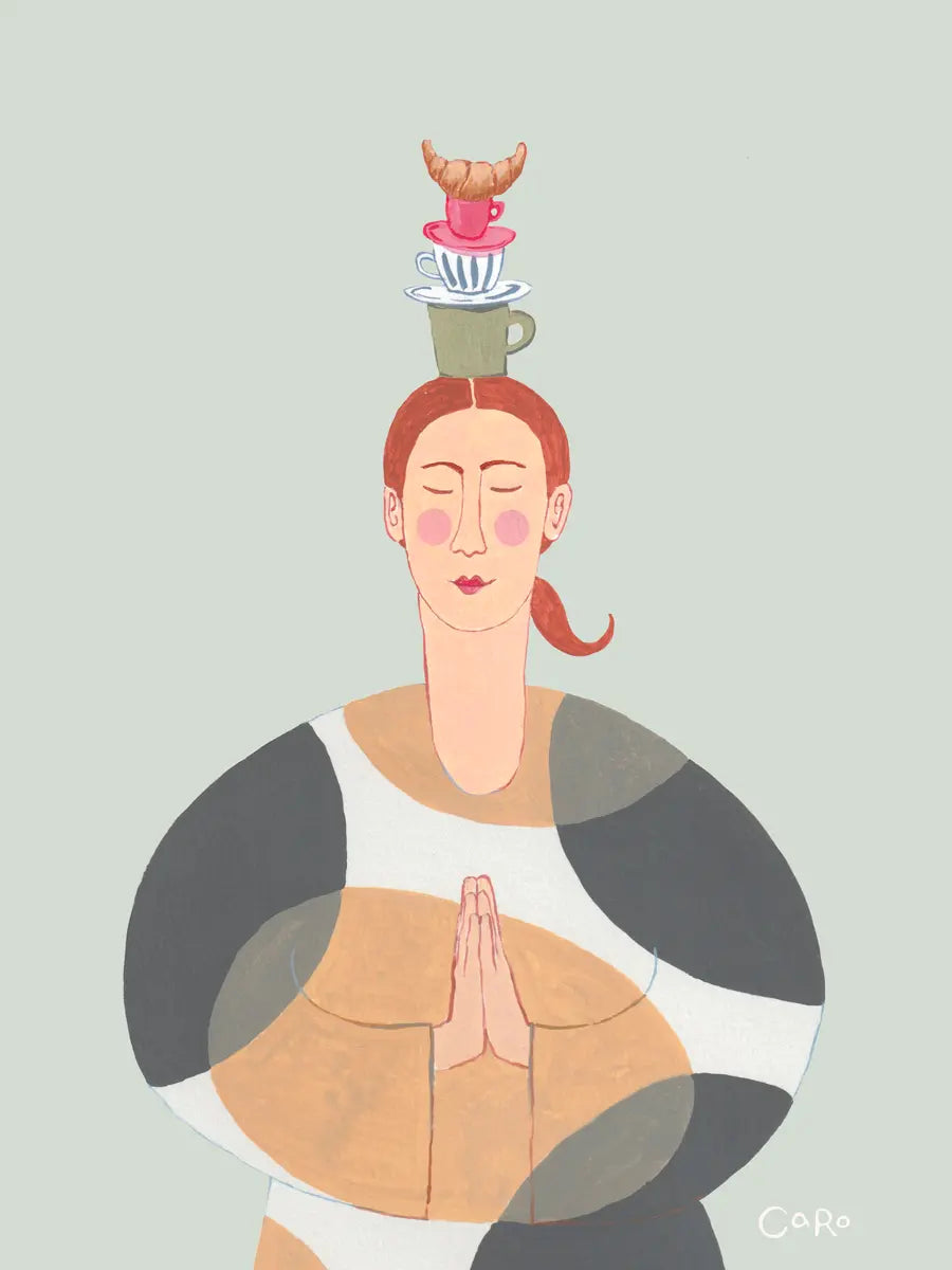 Illustration einer Frau in einem gemusterten Kleid, die Kaffeetassen und ein Croissant auf dem Kopf balanciert, vor einem grünen Hintergrund.