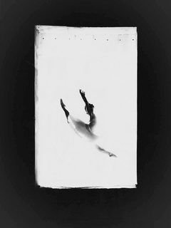 Schwarz-Weiß-Illustration einer Ballerina in einem Sprung vor einem schwarzen Hintergrund.