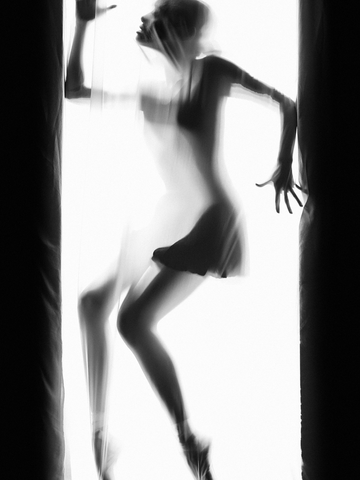 Schwarz-weißes Poster mit der Silhouette einer Ballerina in Bewegung.