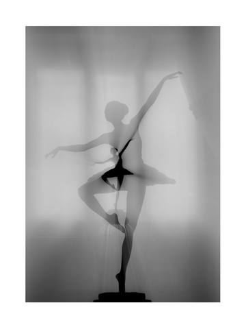 Schwarz-weißes Bild einer Ballerina in klassischer Ballettpose.
