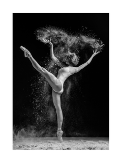 Schwarz-weiß-Fotografie einer Ballerina, die von Mehl umgeben ist und auf einem Bein steht.