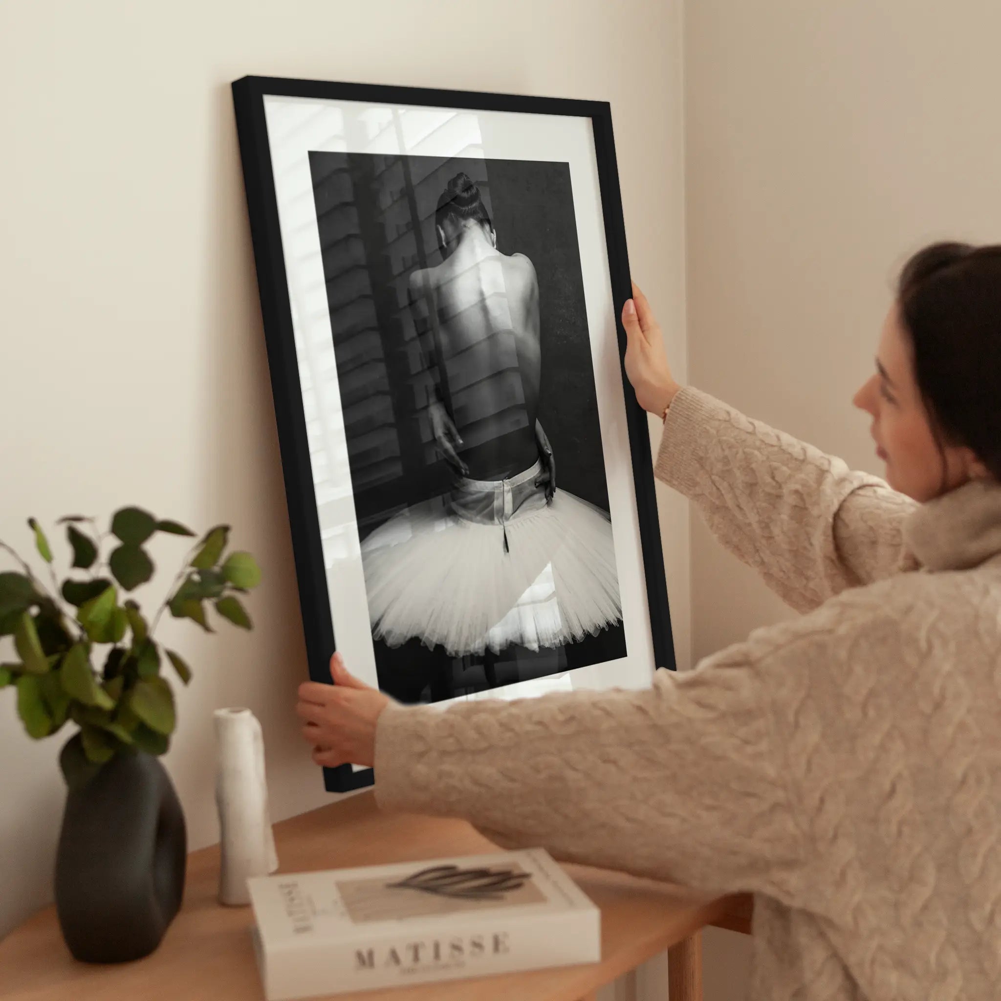 Ballerina in Tutu wird aufgehängt