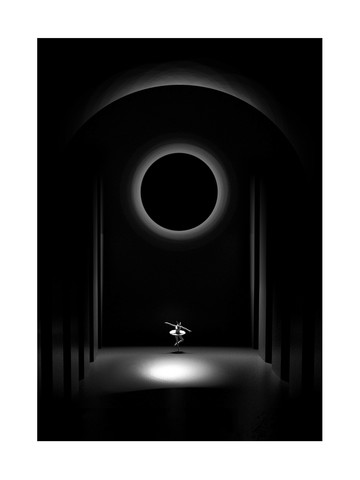 Poster einer Ballerina in einem dunklen Raum, die im Licht steht.