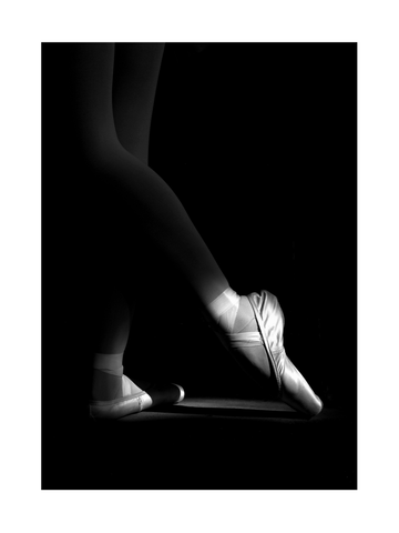 Schwarz-Weiß-Fotografie von Ballettschuhen in einer eleganten Pose.