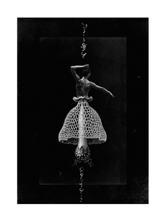 Schwarz-weißes Poster einer Ballerina in einem pilzförmigen Kleid.