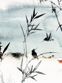 Handgemaltes Poster mit Bambus und Vögeln vor einem Himmel in Aquarell.