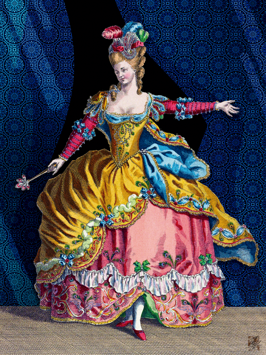 Frau in einem barocken Kleid in Gelb, Blau und Rot vor einem blauen Hintergrund.