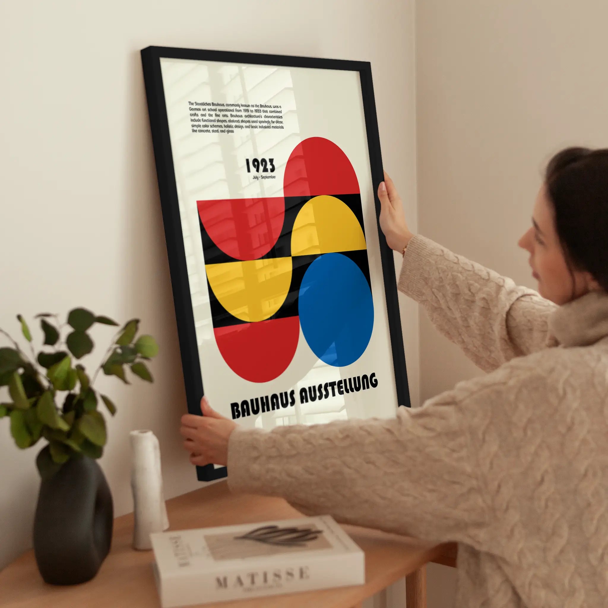 Bauhaus Ausstellung wird aufgehängt