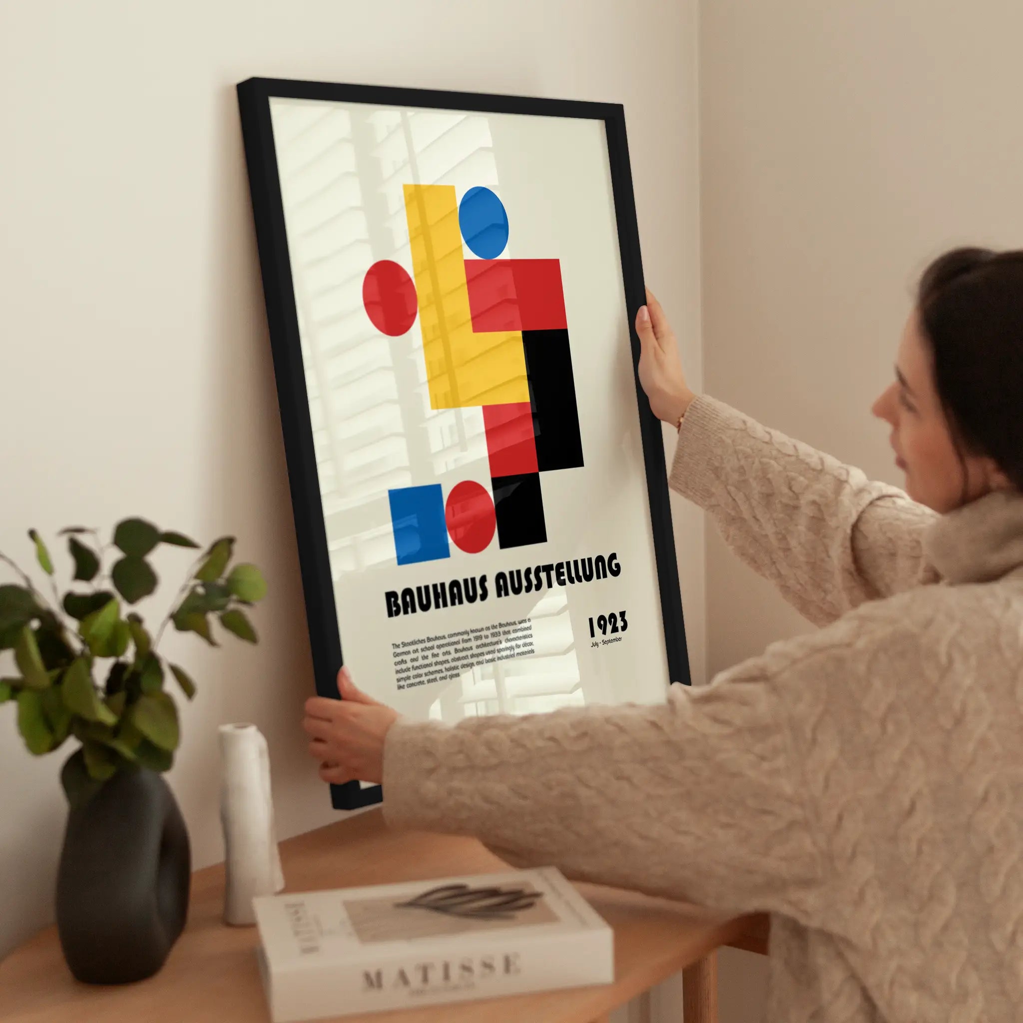 Bauhaus Ausstellung No1 wird aufgehängt