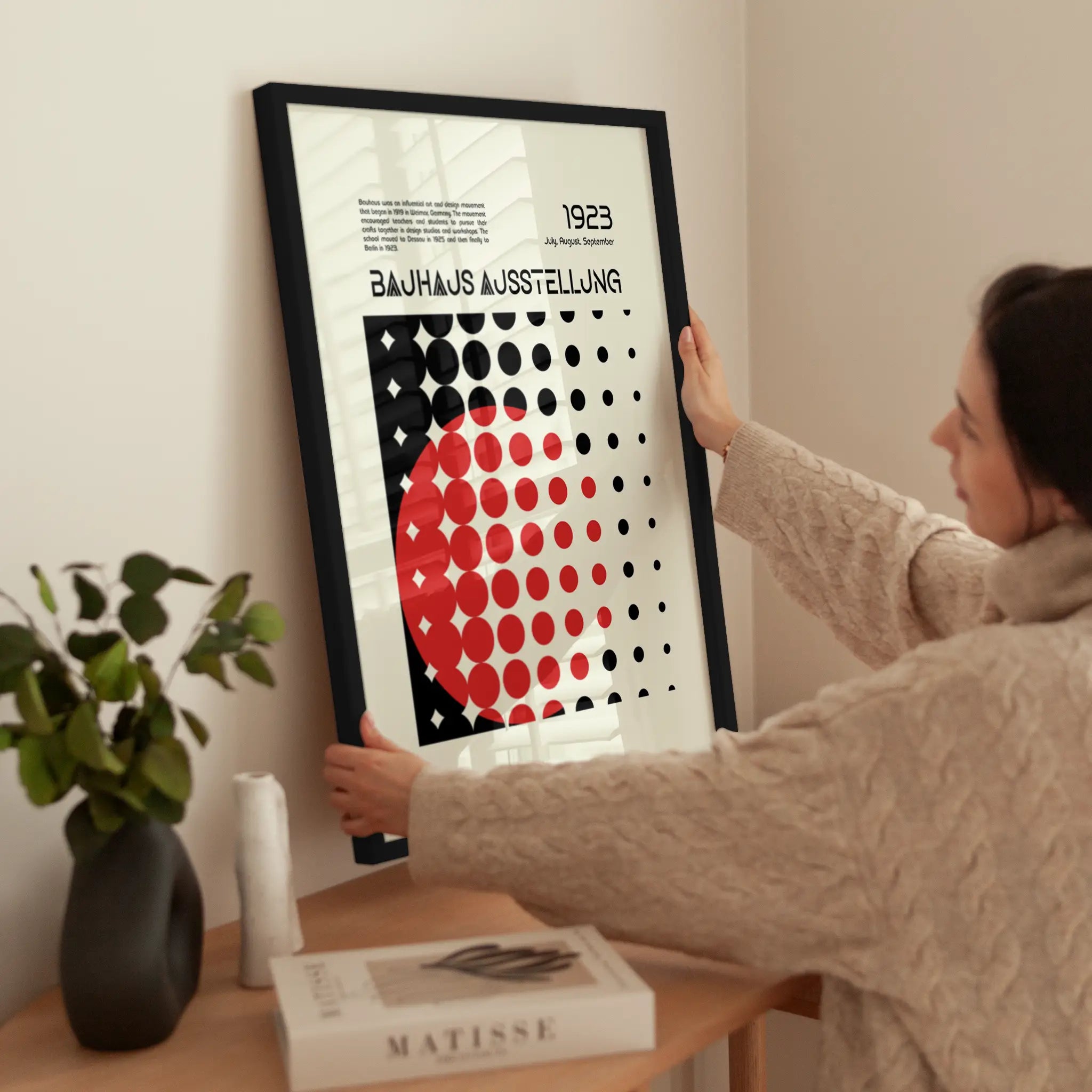 Bauhaus Ausstellung No5 wird aufgehängt