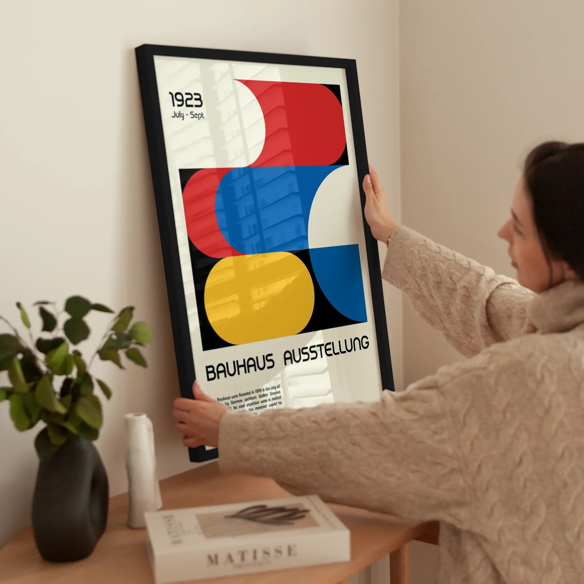 Bauhaus Ausstellung No6 wird aufgehängt