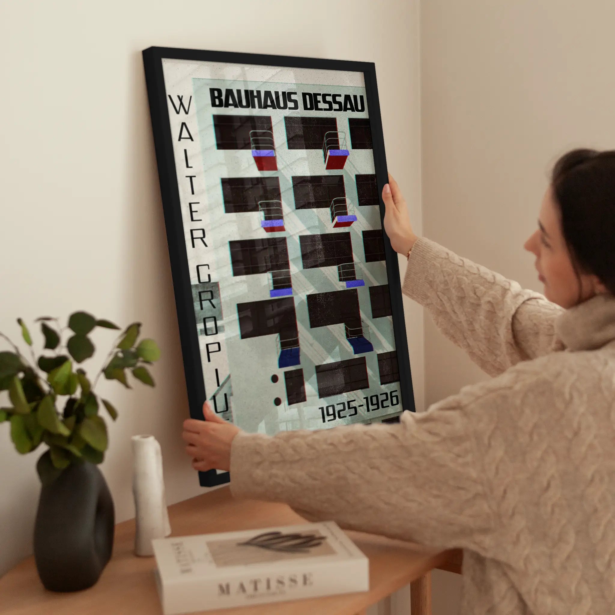 Bauhaus Dessau Architecture No1 wird aufgehängt