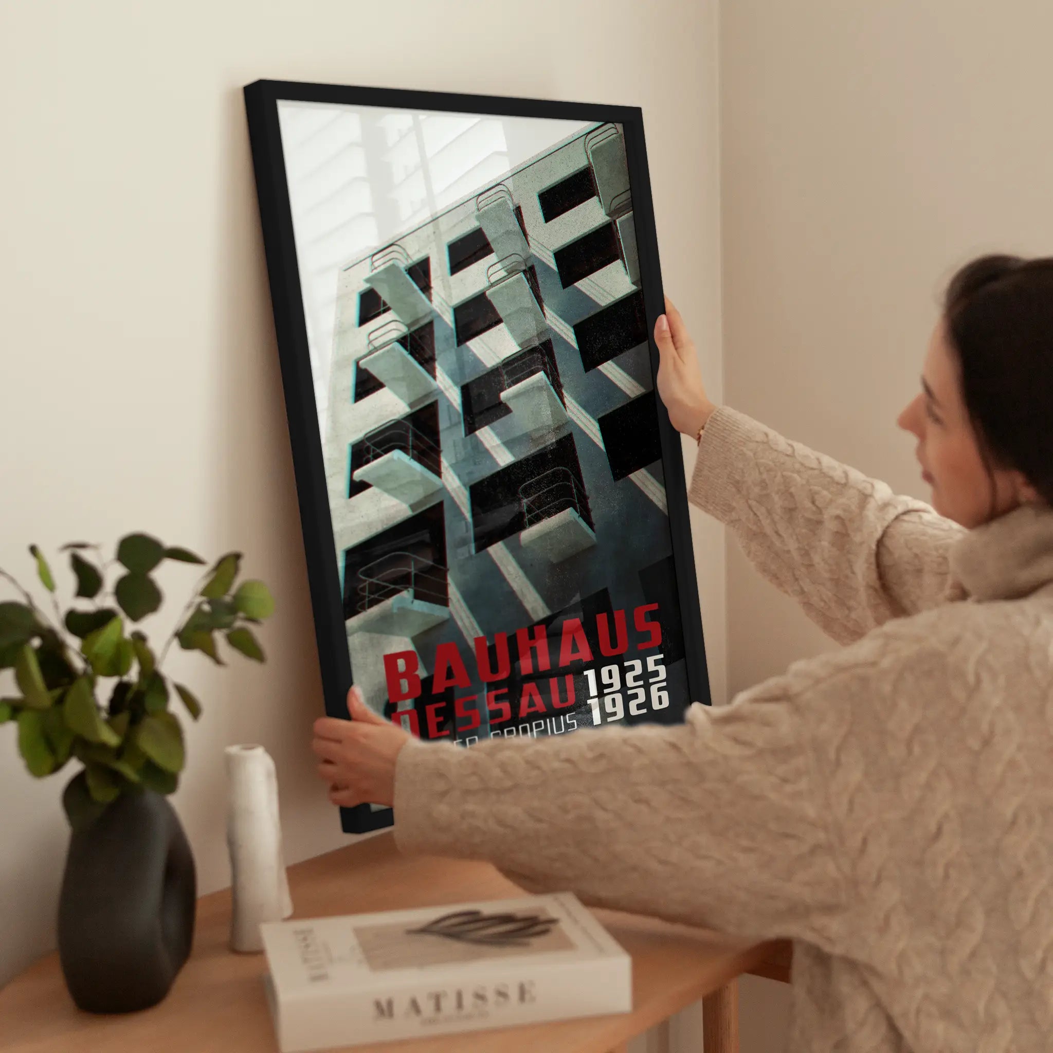 Bauhaus Dessau Architecture No2 wird aufgehängt