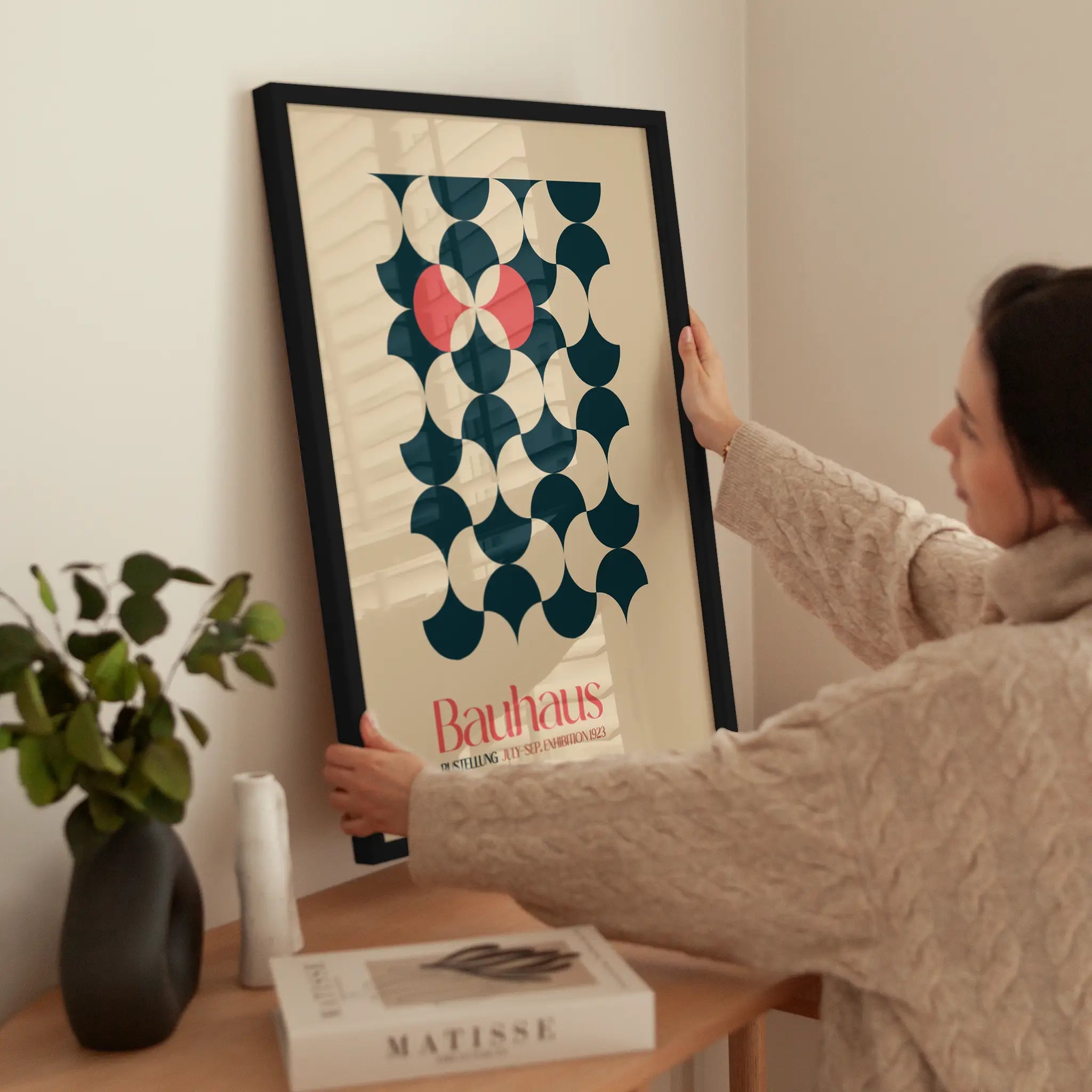 Bauhaus Geometric Harmony No1 wird aufgehängt