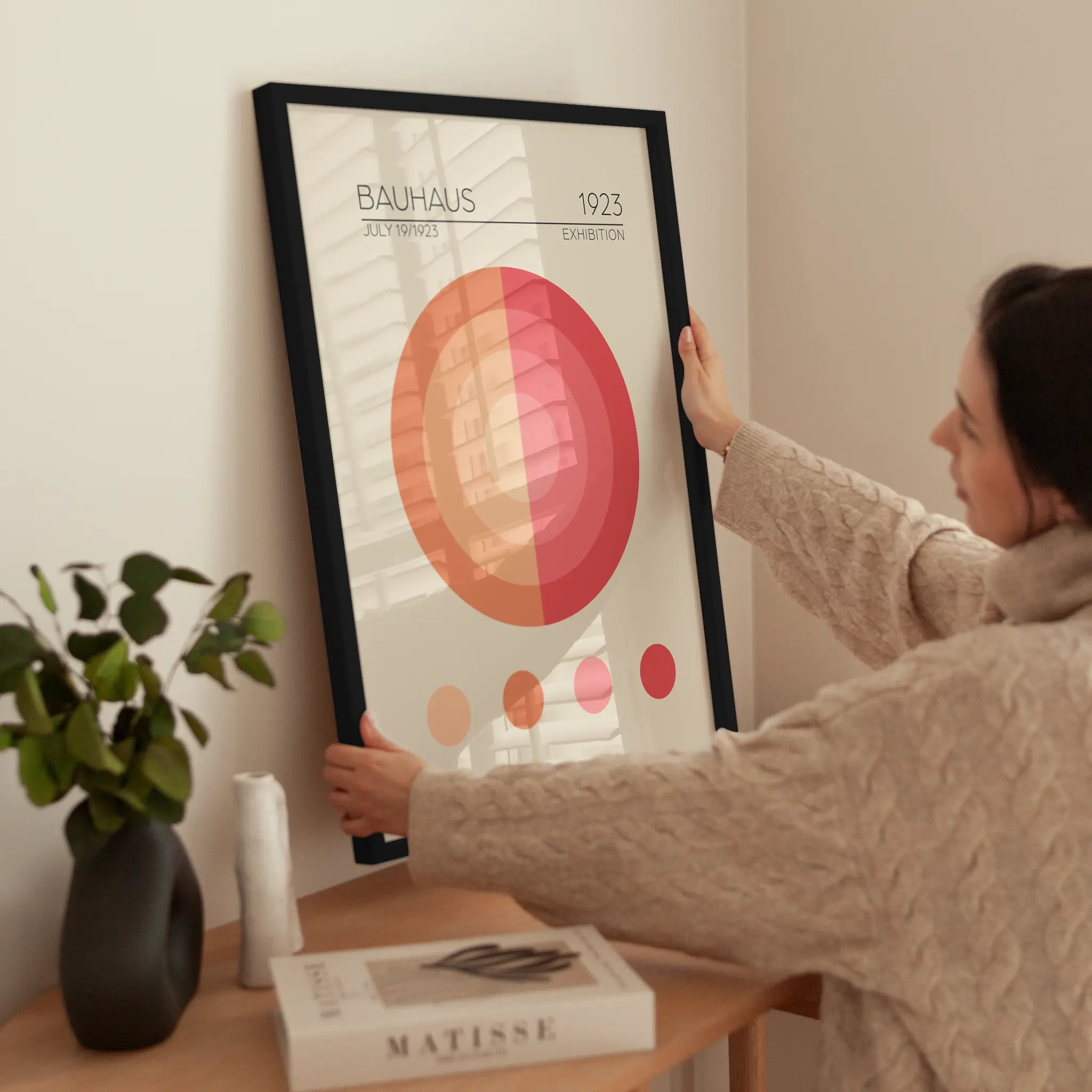 Bauhaus Geometric Harmony No4 wird aufgehängt