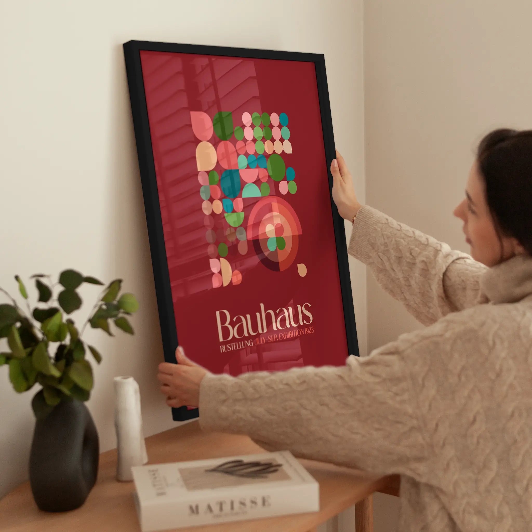 Bauhaus Geometric Harmony No6 wird aufgehängt