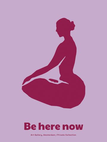 Illustration einer meditierenden Frau in Rot auf einem lila Hintergrund mit dem Text "Be here now".